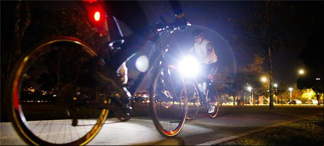 Brasília: ciclistas se arriscam na escuridão
